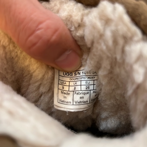 Toddler UGGS size 9 - Picture 9 of 9